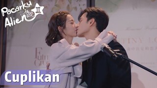 My Girlfriend is an Alien S2 | Cuplikan EP21 Manis! CEO Fang Menyanyi Untuk Xiaoqi | WeTV【INDO SUB】