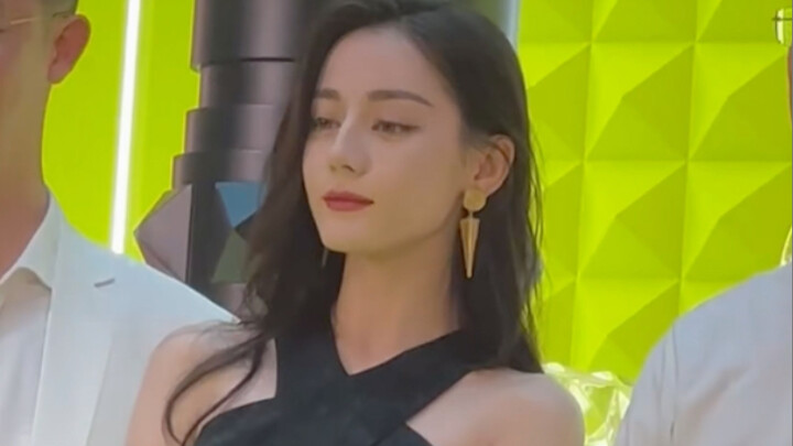 Tuyển tập cận cảnh nhan sắc chấn động ngay tại hiện trường Valentino