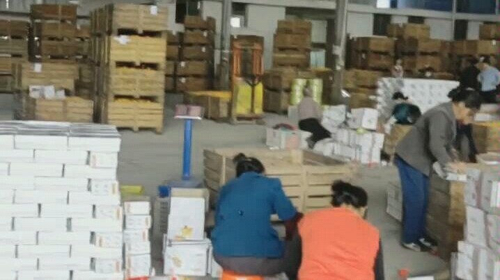 Mời hết các cô bác trong thôn đến giúp.