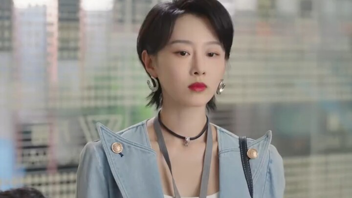 Qin Lan cleans up the workplace, immediately setting an example by punishing one to warn the rest.