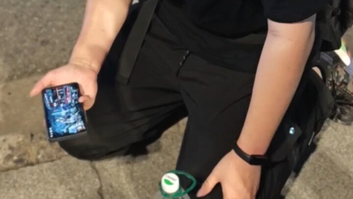 เพื่อนผมเล่น Wumeng แล้วก็เปิด Arknights ในโทรศัพท์ เขาใส่ไว้ในกระเป๋าแล้วซื้อสกินทั้งหมดมา