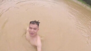 thử dùng phao tắm làm thuyền qua sông - Try drifting on the river in flood season with mini tub