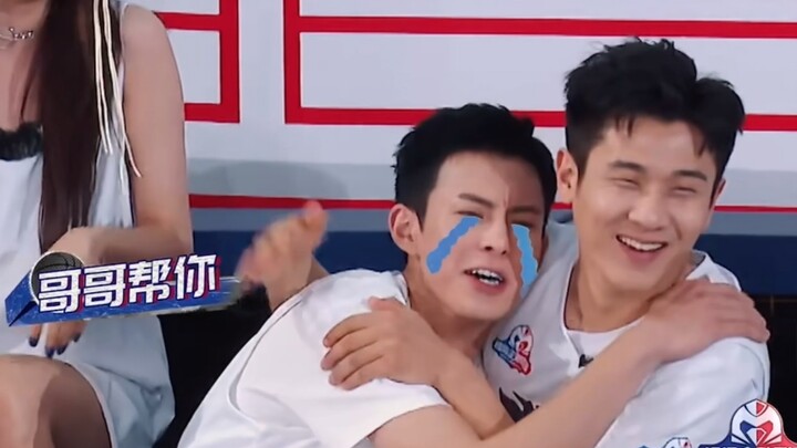 Vương Hạc Đệ vừa biết đón ý, lại vừa biết làm nũng như một chú cún nhỏ, ai mà không yêu cho được chứ