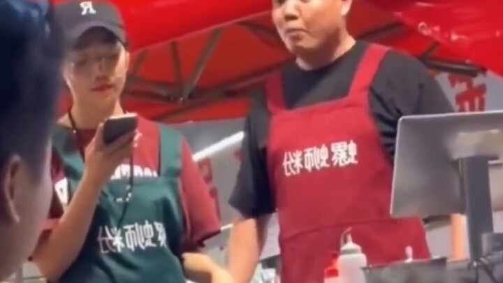 เด็กยุคหลังปี 2000 ทำงานพาร์ทไทม์ช่วงปิดเทอมที่ร้านก๋วยเตี๋ยวเส้นหมี่หอยโข่ง ถูกเจ้าของร้านดุว่าเพรา