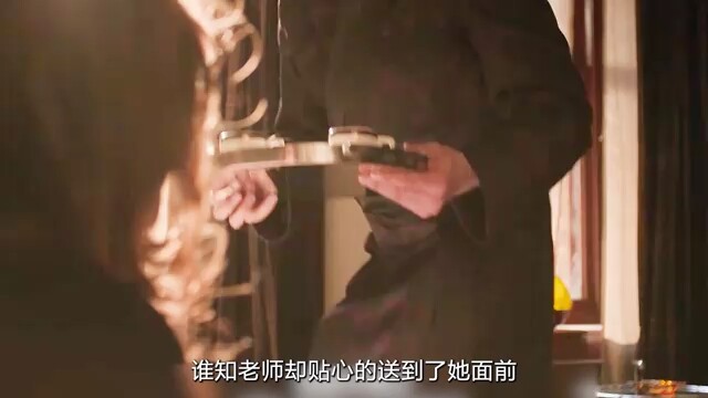 للمرة الأولى تعتلي الجميلة المسرح لأداء عرض، فتُربط يداها ورجلاها بقوة على الخشبة، ثم يقترب منها وحش