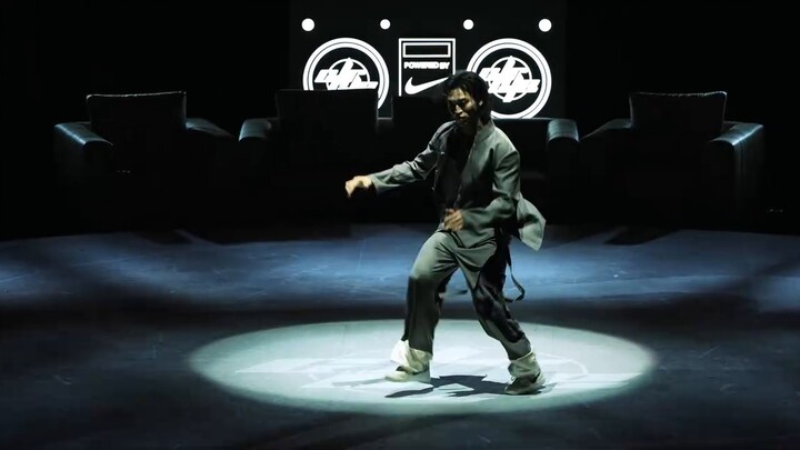 Nearly 2 minutes of Zando SANTA referee show, so handsome that it was a foul!