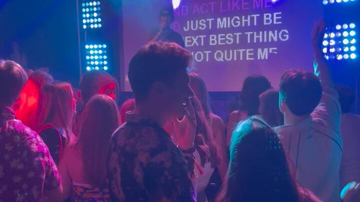 Tôi lên sân khấu ở Anh để hát nhạc của Muzi rồi!! Quá đã!!