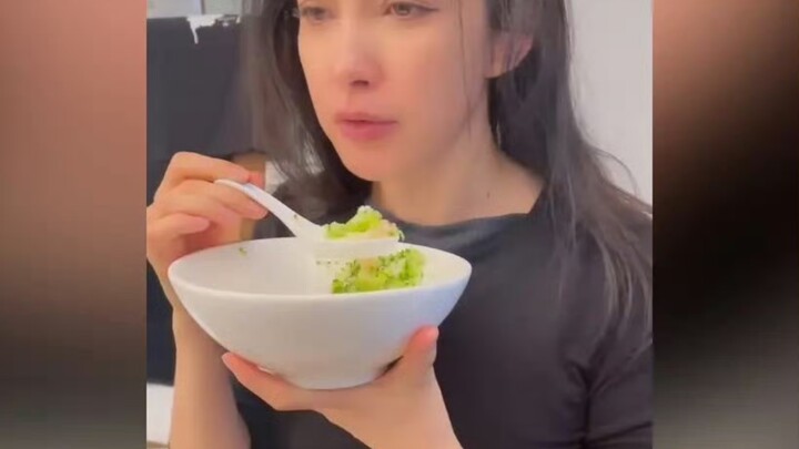 Li Bingbing: I “eat” with my mind—female stars who starve themselves to lose weight are really too h
