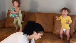 蹦个不停的双胞胎姐妹，好像不会觉得累，但是当她们的妈妈应该很累