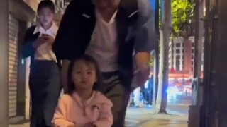Bocah imut marah dan menolak dipeluk ibunya, lalu ingin mengikuti kakak laki-laki yang lewat