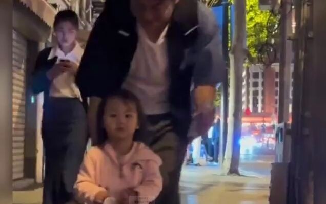 الطفل البريء يغضب ويتذمر لأن أمه لا تحتضنه، وعندما يرى الأخ الأكبر المارّ يريد أن يتبعه.