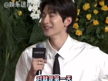 Lin Yi, standing next to Liu Yifei, was so nervous he seemed to be moving a thousand times a minute 