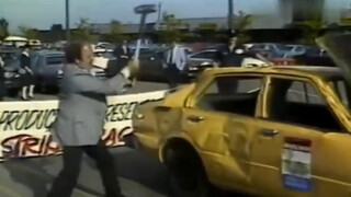Rekaman nyata orang Amerika menghancurkan mobil Jepang selama perang dagang AS-Jepang tahun 1982