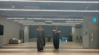 吴世勋Sehun练习'domino的视频～感觉又壮了251121