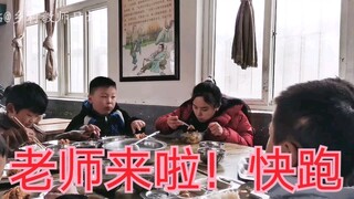Cô giáo: Sao em lại chạy mất với cái đùi gà thế? Ý em là sao? Học sinh: Em không biết chuyện gì đang
