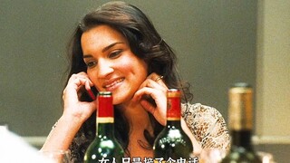 女人只是打了个电话，就被同桌的男人一枪爆头，电影《巴黎谍影》。