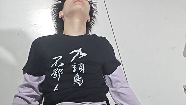 Một anh chàng đèn gãy đổ đã từ bỏ đôi chân của mình.