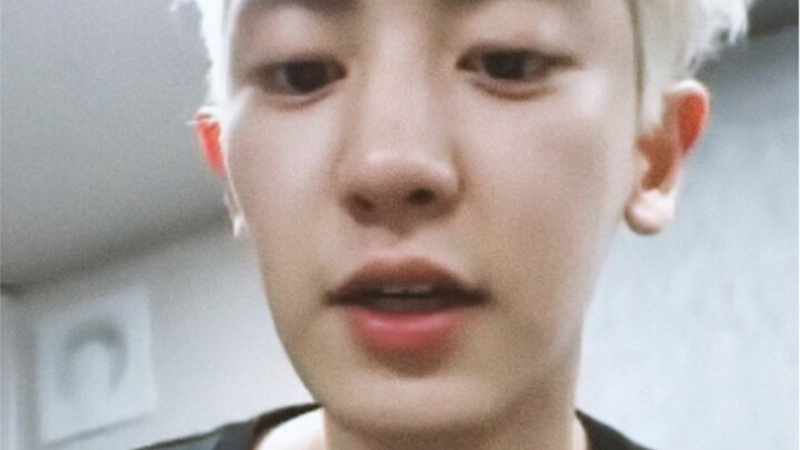 Trưa nay lại còn nắm tay Chanyeol ngay tại concert, tôi ghen quá rồi!