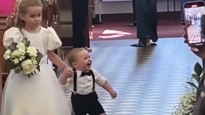 Vị trí trung tâm trong đám cưới hôm nay đã bị nhóc tì đáng yêu “chiếm trọn” rồi~