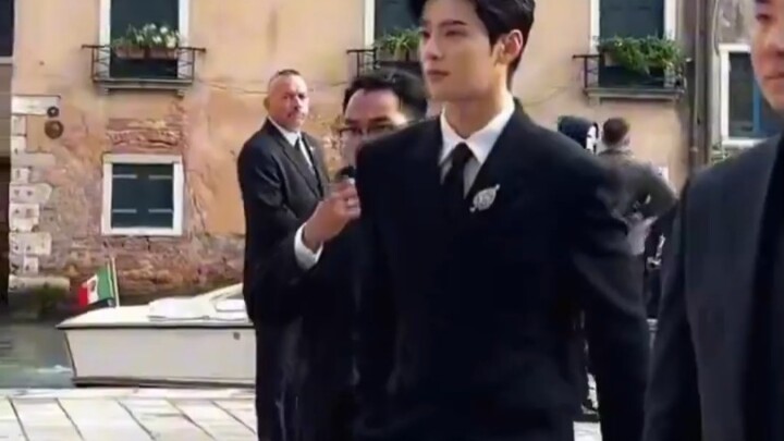 ง่วงจนถูกความหล่อปลุกให้ตื่น หัวกับตัวที่สัดส่วนดีเลิศ พระเอกนิยายระดับซีอีโอแทบจะมีหน้ามีตาแล้ว