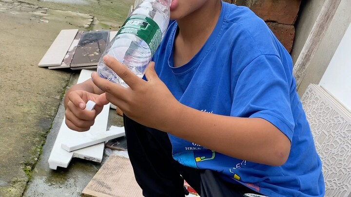 Three people can’t beat me in a water fight!