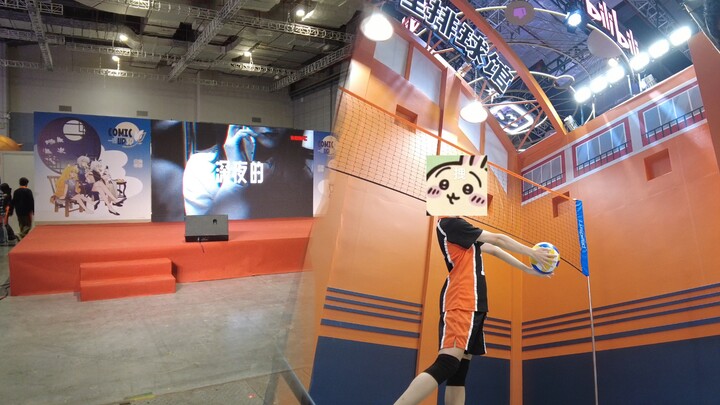 跑累了会抱着球啃