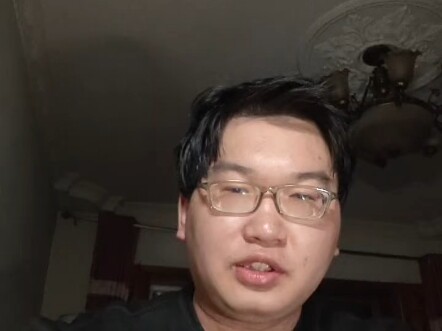 Suara saya jelek, jangan tersinggung ya, tolong jangan bilang jelek—seriusan suaranya benar-benar ng