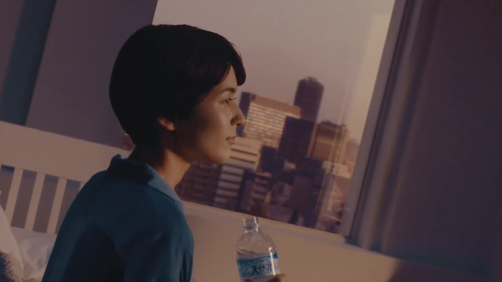 Iklan air mineral yang dibuat pakai 10.000 foto ini benar-benar memukau!