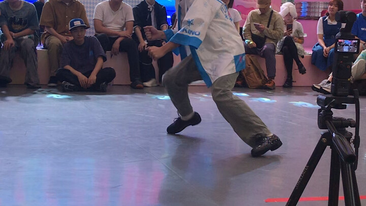 في منتصف الباب، قفزت على إيقاع موسيقى العصابات من JOJO أثناء الاشتباك المباشر.