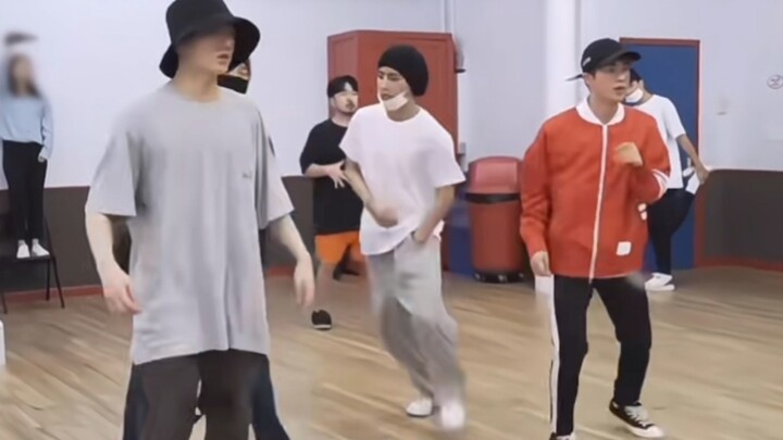 【vocal line】Hahahahaha, moving is harder than dancing~