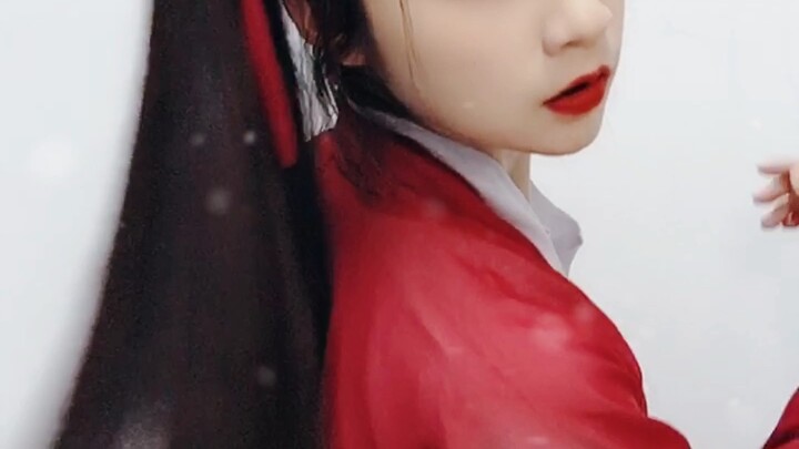 Kalau harus menggunakan satu ungkapan untuk menggambarkan si kecil Ye di hadapanmu ini, seharusnya…