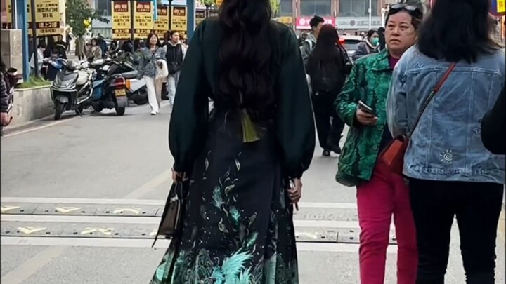 “Vậy thì hãy mặc nó ra ngoài, để truyền thống trở thành xu hướng”