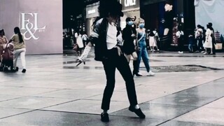 Melakukan moonwalk Billie jean di depan orang banyak