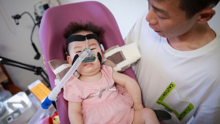 Cấp cứu! Bé gái mắc bệnh nặng, tính mạng đang đếm ngược từng giây, người mẹ khóc lóc van xin: Tiêm c