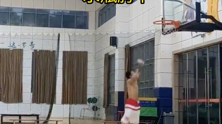 Pemuda bertinggi 173 cm berlatih keras selama tiga tahun dan akhirnya mewujudkan impian dunk-nya! Be