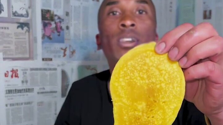 Kue kaki berkeringat ukuran 45 yang dibawa oleh Kakak Lao
