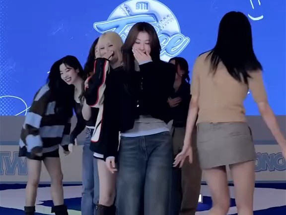 ทไวซ์ ท้าทายเต้นต่อกันแบบสุ่ม!