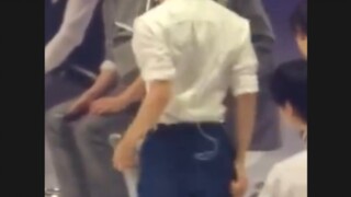 أداء هوانغ هيونجين لأغنية "BAGGY JEANS" مذهل. لقد قابلتُ فتاةً فاتنةً حقًا.