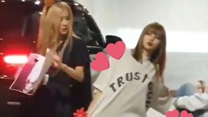 [Five-Flower Meat chaelisa] One dose daily to prevent affairs — I’m totally shipping Lisa and Park C