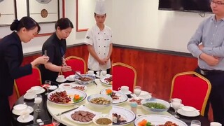 غادر الزبون الطاولة دون أن يأكل لقمة واحدة. استدعى المدير الطاهي والمدير ليسألهما عن السبب. انقلبت ا