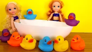 Flying soap ! Elsa and Anna toddlers - bath - shower - bubbles - water fun