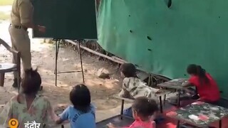 Bachcho ko de rhe h indore k constable sahab 🙏👌💐 #dhaneshkumar419 #dkbhai