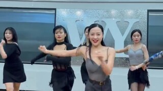 Berapa banyak DNA orang yang tergerak setelah mendengar lagu Sexy Bomb ini~