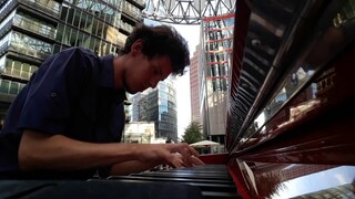 Thomas Krüger – "Game Of Thrones" Theme on Piano at Potsdamer Platz (Berlin)