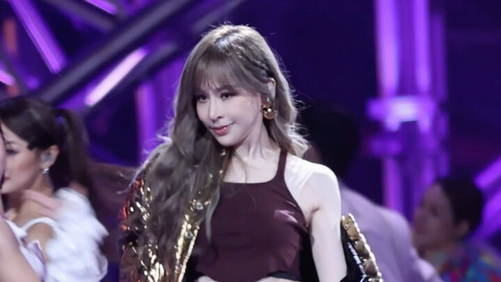 Cyndi Wang’s encore performance of “Honey” at Hunan TV’s New Year’s Eve Concert shoots straight to t