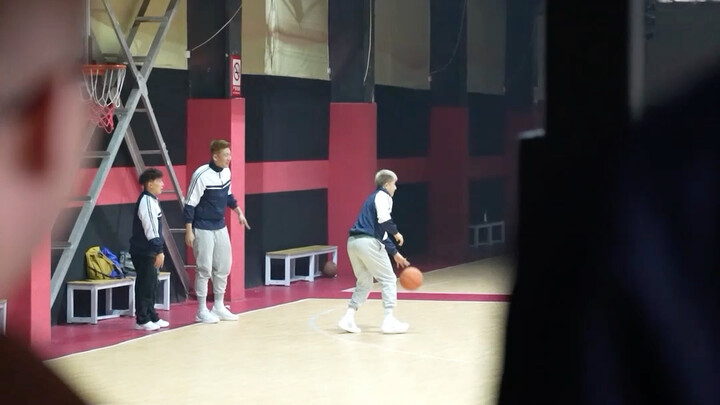 Dulu main bola mengumpulkan uang, sekarang main bola mengumpulkan orang