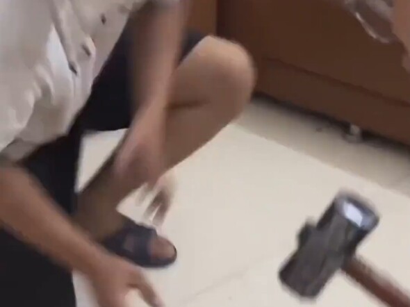 Kalau kamu nggak ketawa, aku yang kalah, bulu kuduk merinding!