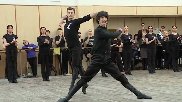 Xem đoạn tập luyện chung của một đoàn múa dân gian Đông Âu – phần múa nam (Virsky của Georgia và Rus
