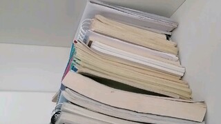 Itu hanya lulusan SMA yang menumpuk buku, Anda tidak perlu mengkliknya