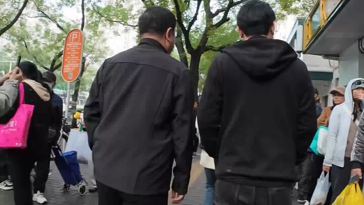 ذهبت وحدي إلى شارع نيوجي لأشتري أقراص البان كيك الشهيرة، وكان طابور طويل قد امتد أمام المحل منذ وقت 